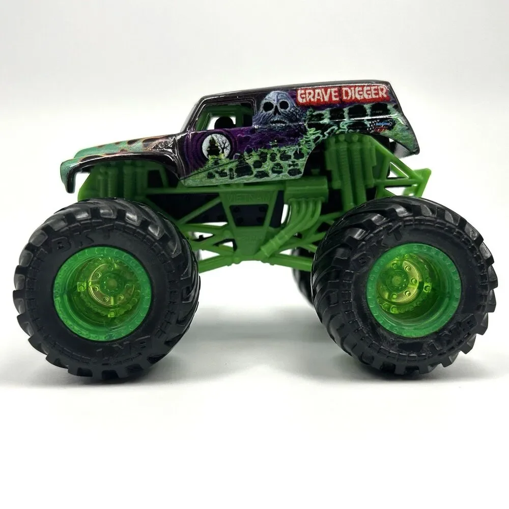 Monster Jam Grave Digger 1:64 Monster Truck Green Rims BKT Tires Bad to the bone
